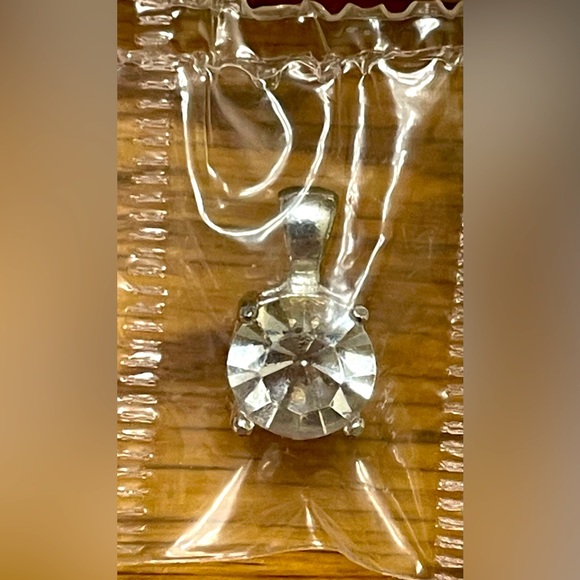 !!NEW!! Avon Daisy-Jane 5 Day Pendant Necklace Set - Picture 8 of 11